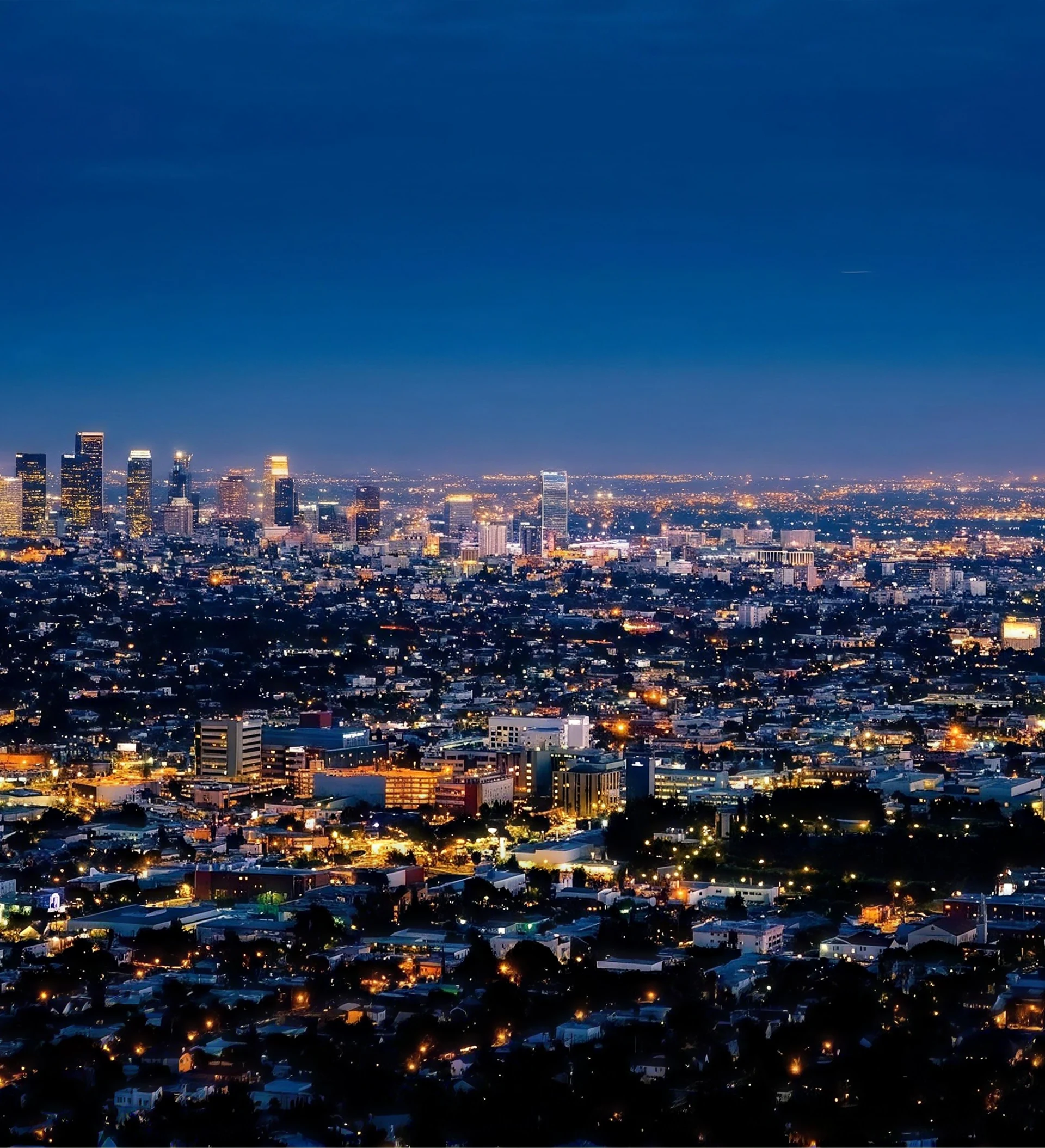 Panorama nocturne d’une métropole illuminée et de ses gratte-ciel